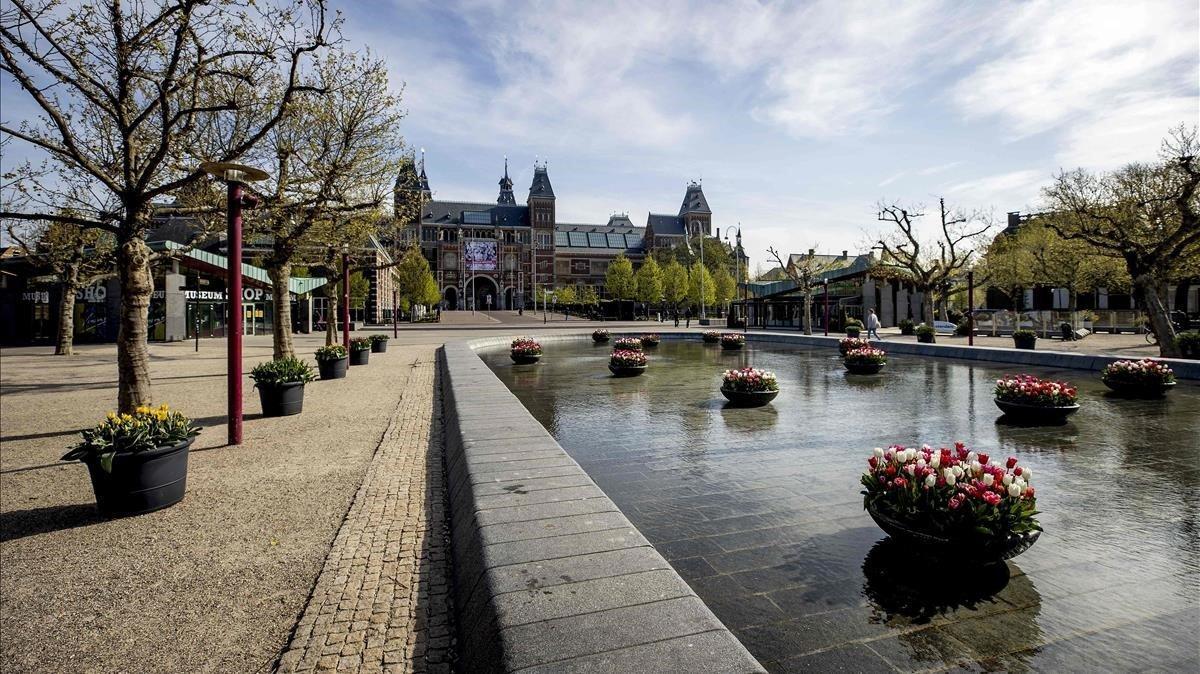 La plaza Museumplein de Amsterdam desierta por el coronavirus, este jueves. La plaza Museumplein de Amsterdam desierta por el coronavirus, este jueves.
