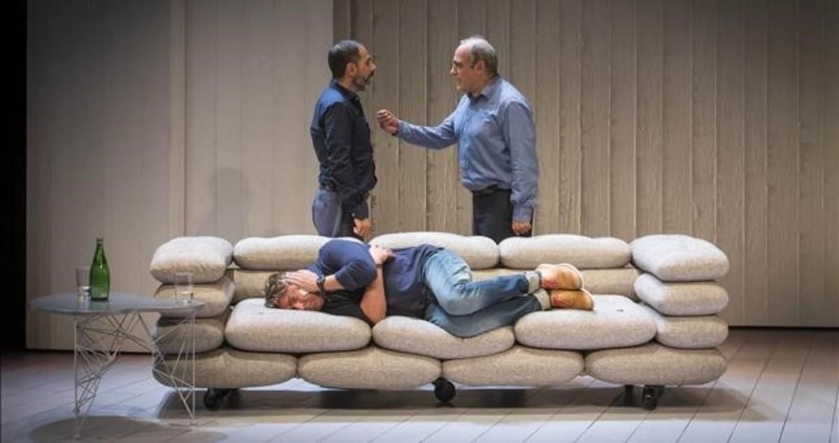 Lluiís Villanueva y Francesc Orella, de pie, y Pere Arquillué, tumbado en el sofá, en una escena de ’Art’. Lluiís Villanueva y Francesc Orella, de pie, y Pere Arquillué, tumbado en el sofá, en una escena de ’Art’.