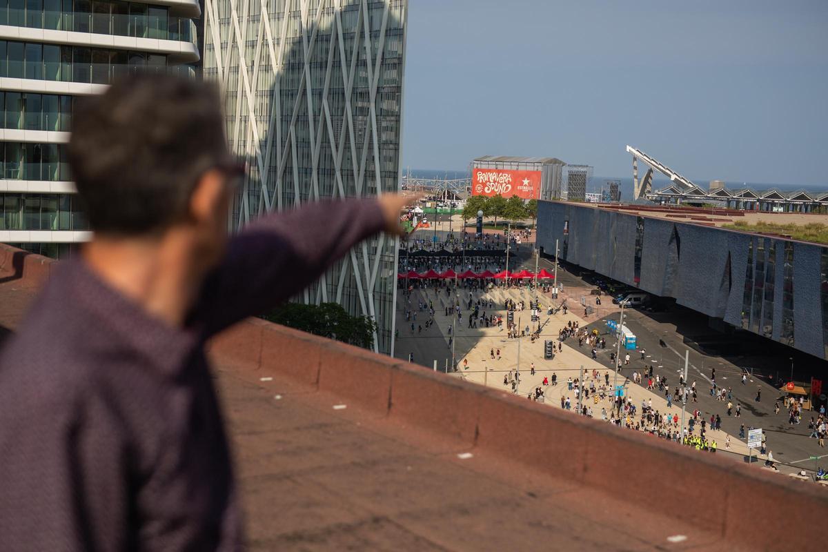 Un vecino señala uno de los escenarios del Primavera Sound desde un bloque de viviendas cercano, en Barcelona. Un vecino señala uno de los escenarios del Primavera Sound desde un bloque de viviendas cercano, en Barcelona.