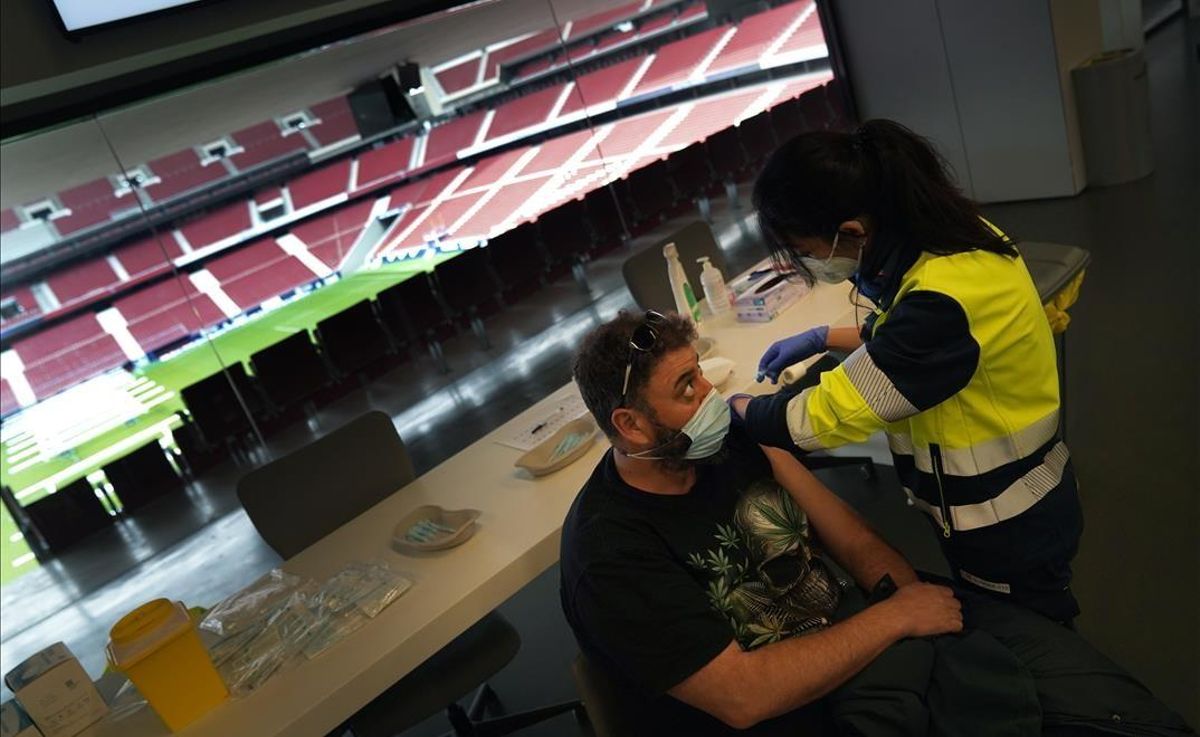Punto de vacunación contra el COVID-19 que el Gobierno regional ha puesto en marcha en el Estadio Wanda Metropolitano de Madrid. En este dispositivo reciben la vacuna policías locales y efectivos de los cuerpos de Emergencias. Punto de vacunación contra el COVID-19 que el Gobierno regional ha puesto en marcha en el Estadio Wanda Metropolitano de Madrid. En este dispositivo reciben la vacuna policías locales y efectivos de los cuerpos de Emergencias.