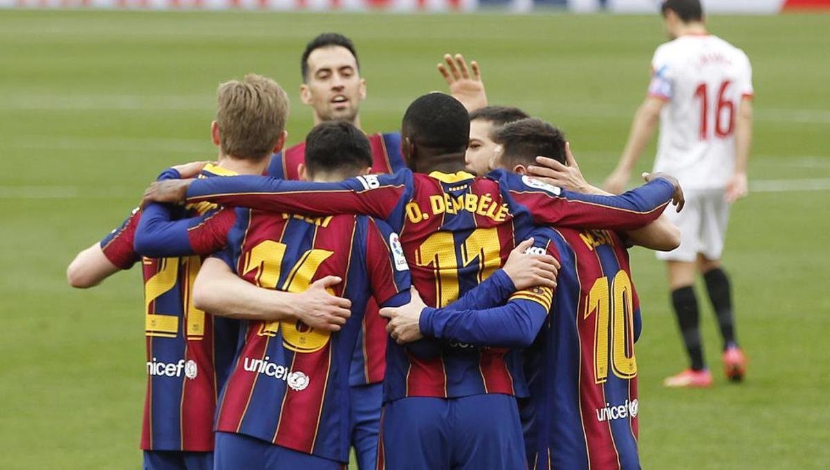 Los jugadores del Barça se abrazan después del gol de Dembelé.