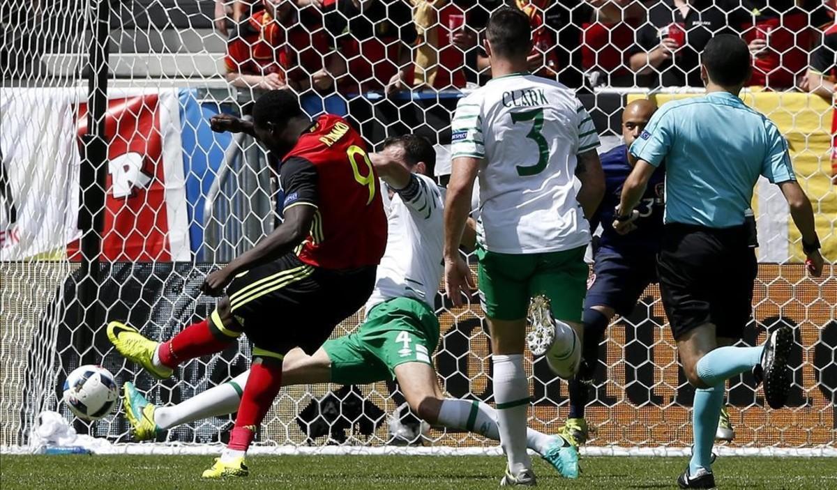 Lukaku dispara con la zurda en la jugada que supuso el 1-0 ante Irlanda.