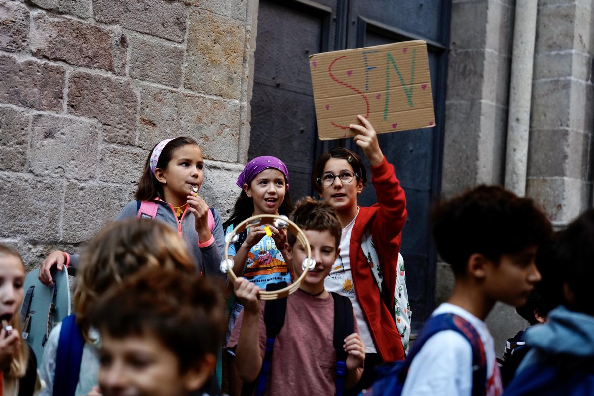 Concentración de alumnos y familias de Sant Felip Neri, este martes ante el Arzobispado. Concentración de alumnos y familias de Sant Felip Neri, este martes ante el Arzobispado.
