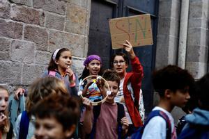 Concentración de alumnos y familias de Sant Felip Neri, este martes ante el Arzobispado.