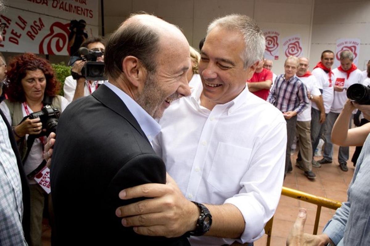 Alfredo Pérez Rubalcaba (izquierda) y Pere Navarro, durante la Festa de la Rosa del PSC, el pasado domingo.