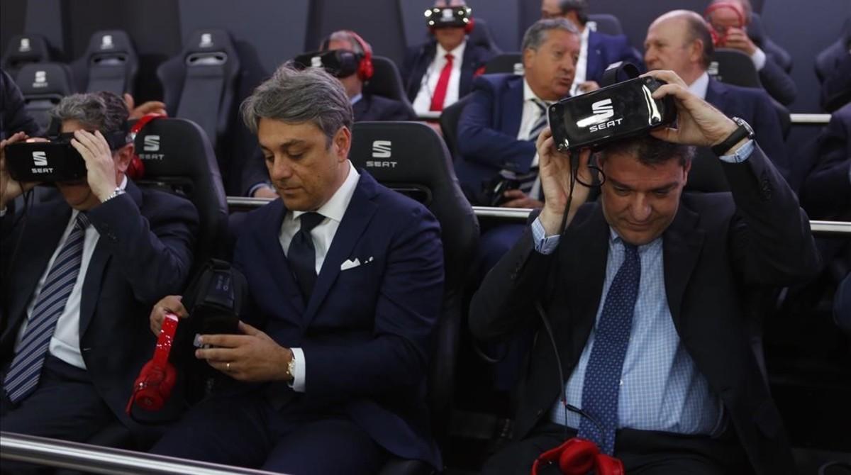 Luca de Meo, presidente de Seat, en el centro, en el salón Automobile Barcelona. Luca de Meo, presidente de Seat, en el centro, en el salón Automobile Barcelona.