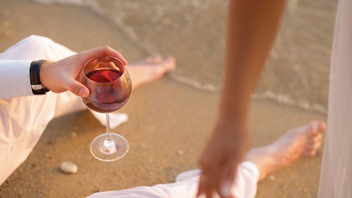 El espinoso asunto del vino en verano: así hay que conservarlo y servirlo