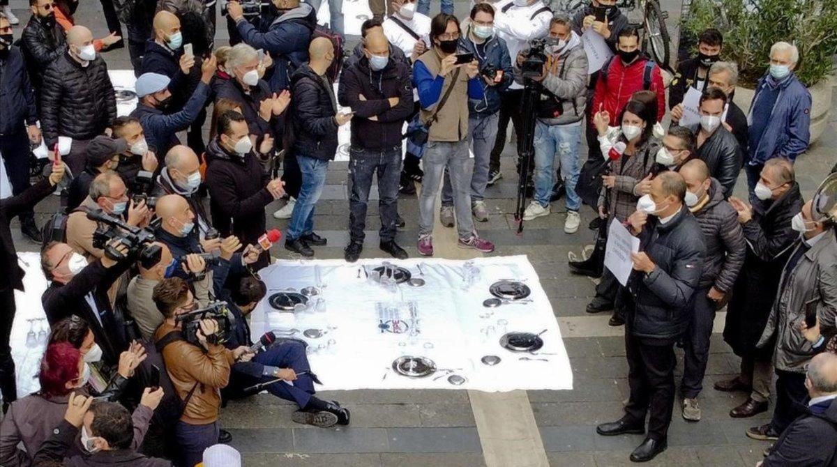 Protesta de restauradores en Nápoles por la orden de cerrar a las 18.00 horas. Protesta de restauradores en Nápoles por la orden de cerrar a las 18.00 horas.