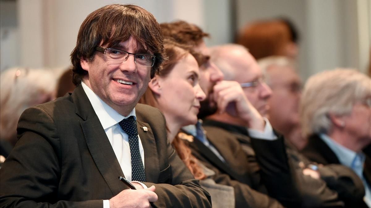 Puigdemont, acompañado de los cuatro ’exconsellers’ que están con él en Bruselas, en el acto con los alcaldes. Puigdemont, acompañado de los cuatro ’exconsellers’ que están con él en Bruselas, en el acto con los alcaldes.