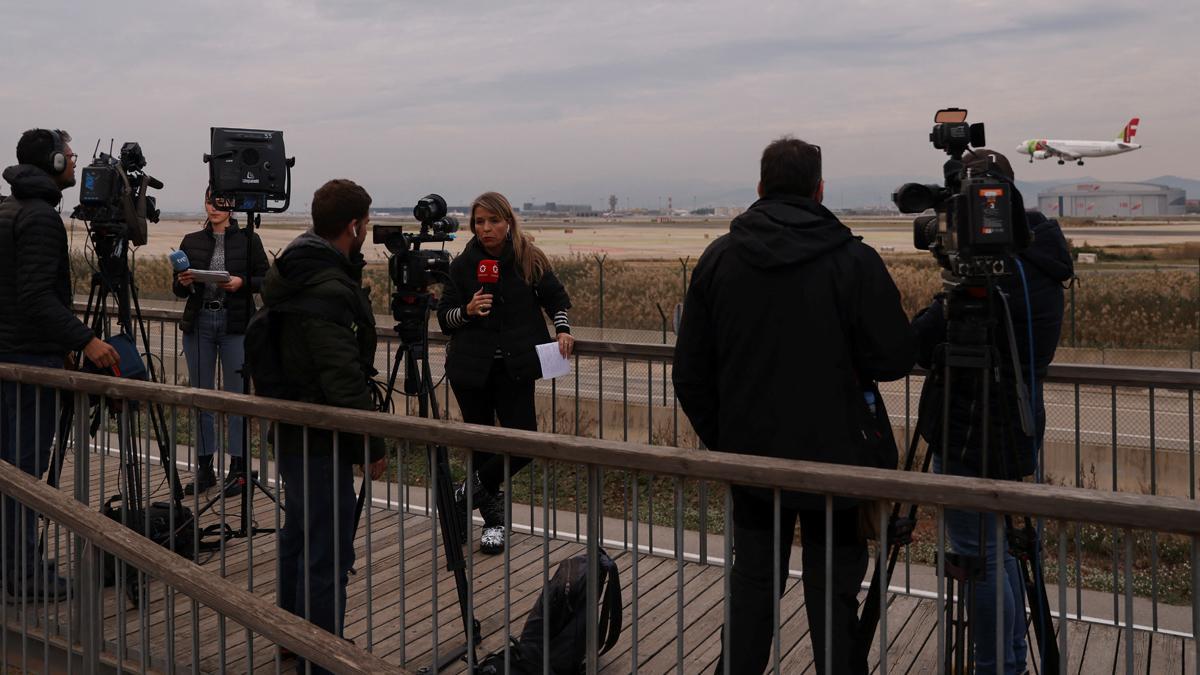 Reporteros en el aeropuerto de El Prat, tras el intento de huida de 14 pasajeros de un avión.