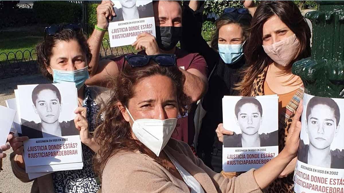 La hermana de la víctima y colaboradores, distribuyendo carteles pidiendo justicia para Déborah. La hermana de la víctima y colaboradores, distribuyendo carteles pidiendo justicia para Déborah.