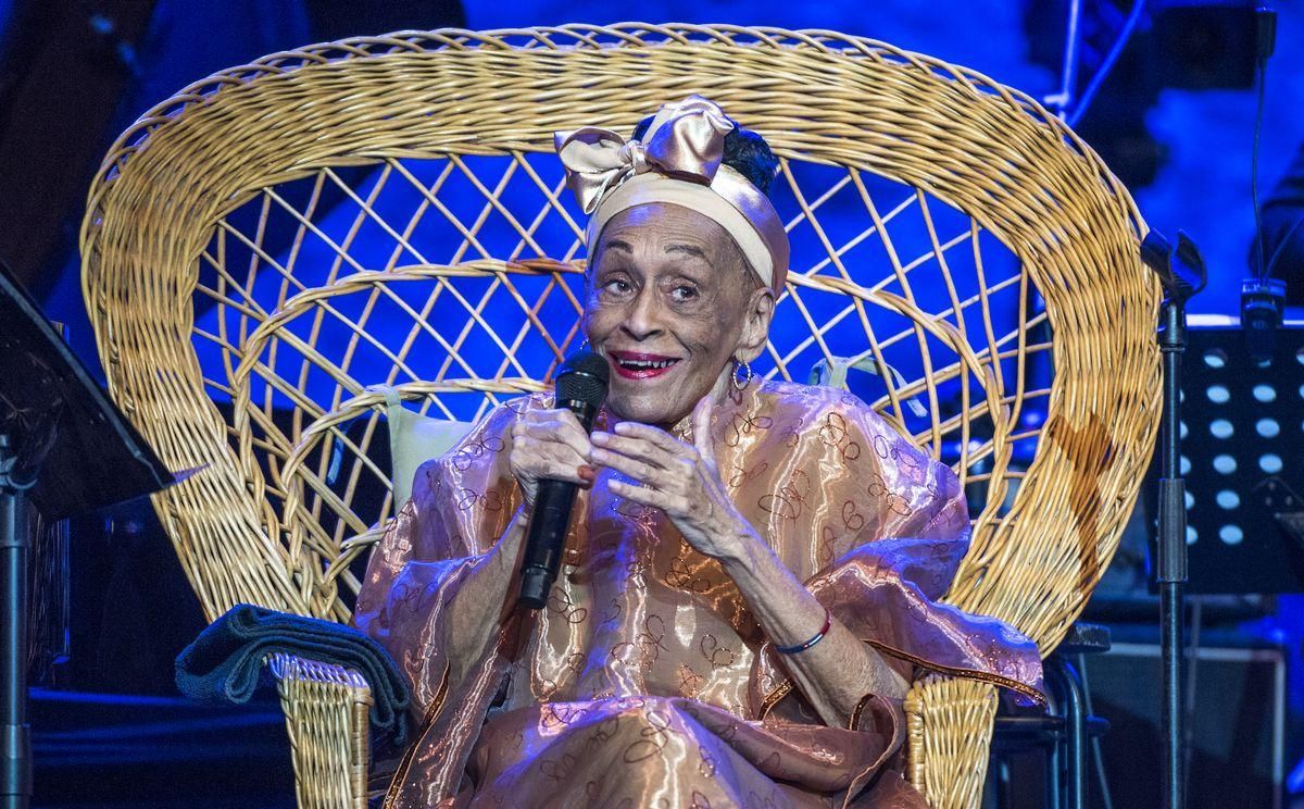 Omara Portuondo, en su sillón de ’Emmanuelle’, en el Grec. Omara Portuondo, en su sillón de ’Emmanuelle’, en el Grec.