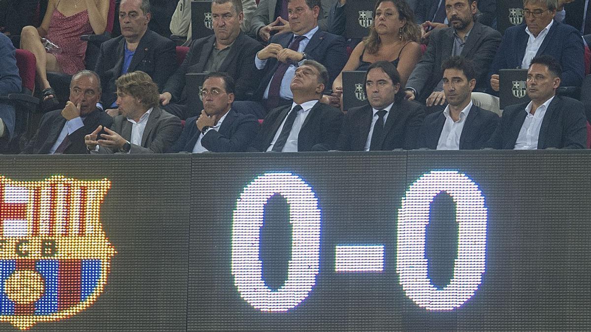Laporta esperando el milagro en el palco del Camp Nou mientras el equipo seguía empatando a cero en el debut en la Liga