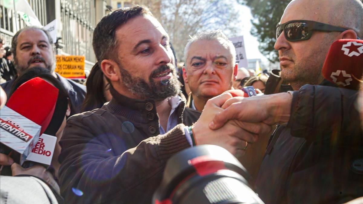 El presidente de Vox, Santiago Abascal, rodeado de reporteros y simpatizantes, en un acto el 5 de febrero en Madrid.