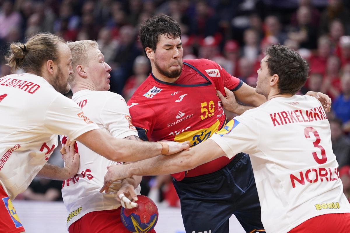 Dani Dujshebaev, sujetado por tres jugadores daneses durante la semifinal del Mundial en Gdansk (Polonia).