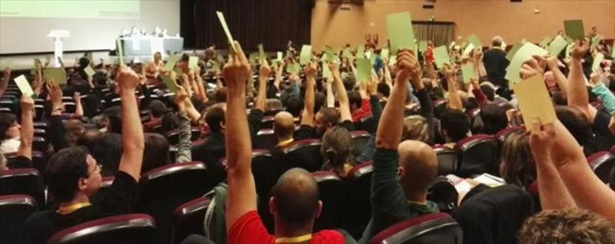 Participantes en la asamblea de la CUP del pasado domingo en Esparreguera, en el momento de votar. Participantes en la asamblea de la CUP del pasado domingo en Esparreguera, en el momento de votar.