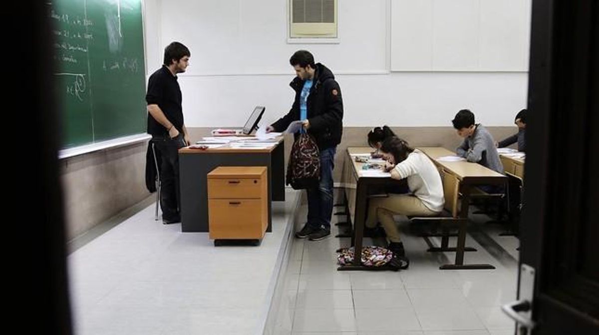 Estudiantes en la Universitat de Barcelona. Estudiantes en la Universitat de Barcelona.