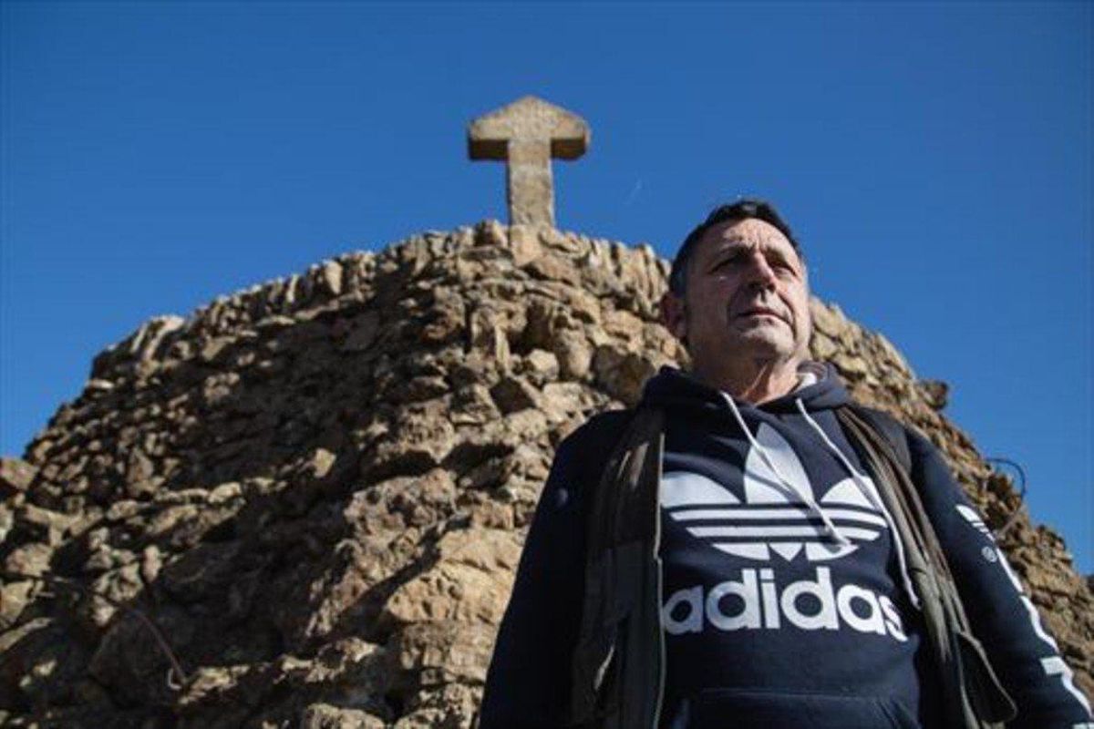 Rodrigo Arroyo, en el parque Güell, adonde acude cada día. Rodrigo Arroyo, en el parque Güell, adonde acude cada día.