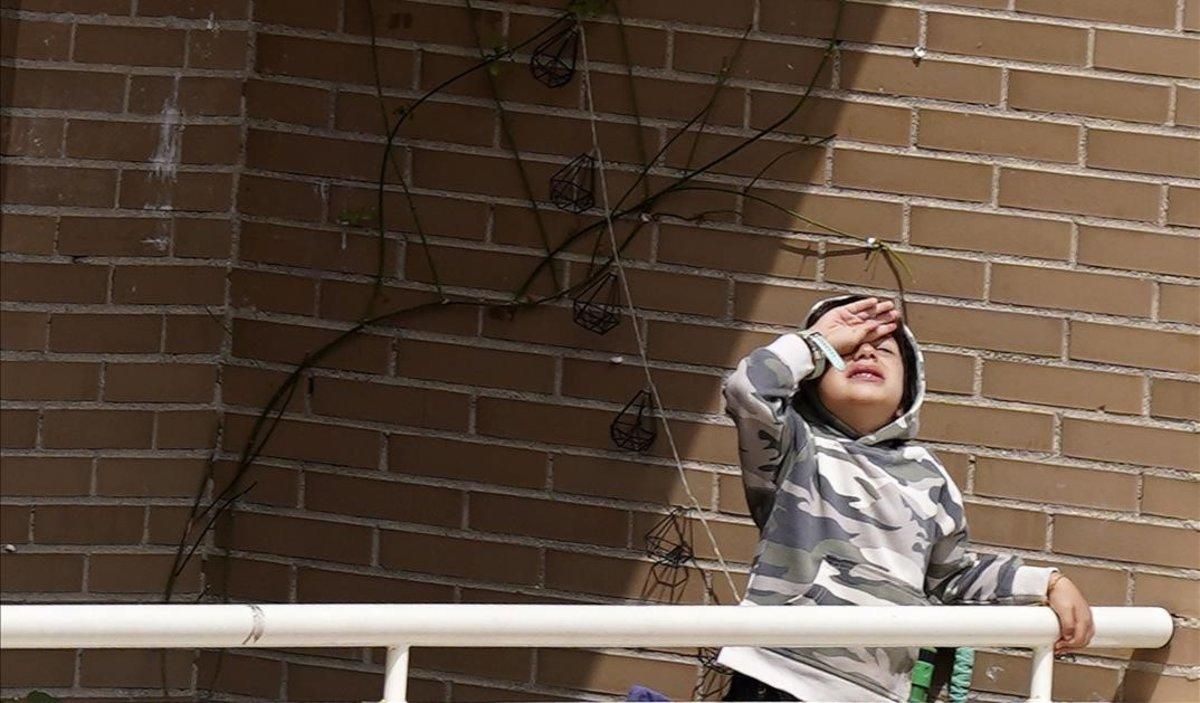 Un niño aburrido en el balcón de su casa, en Madrid. Un niño aburrido en el balcón de su casa, en Madrid.