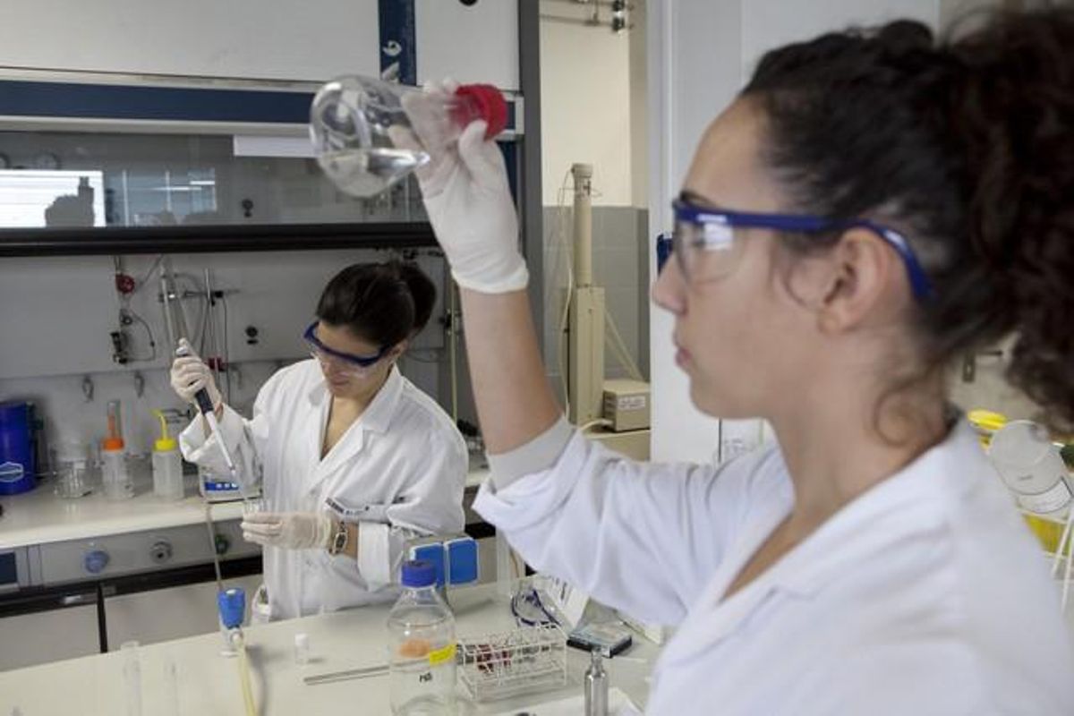 Dos investigadoras del Instituo de Ciencias Materiales, en Bellaterra. Dos investigadoras del Instituo de Ciencias Materiales, en Bellaterra.