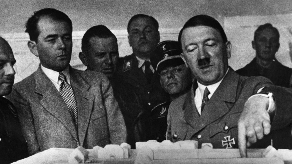 Albert Speer observa cómo Hitler le señala la maqueta de un proyecto arquitectónico, en 1936. 