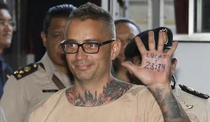 Artur Segarra muestra su mano con una referencia bíblica a su llegada al tribunal tailandés que le sentenció en el 2017. 