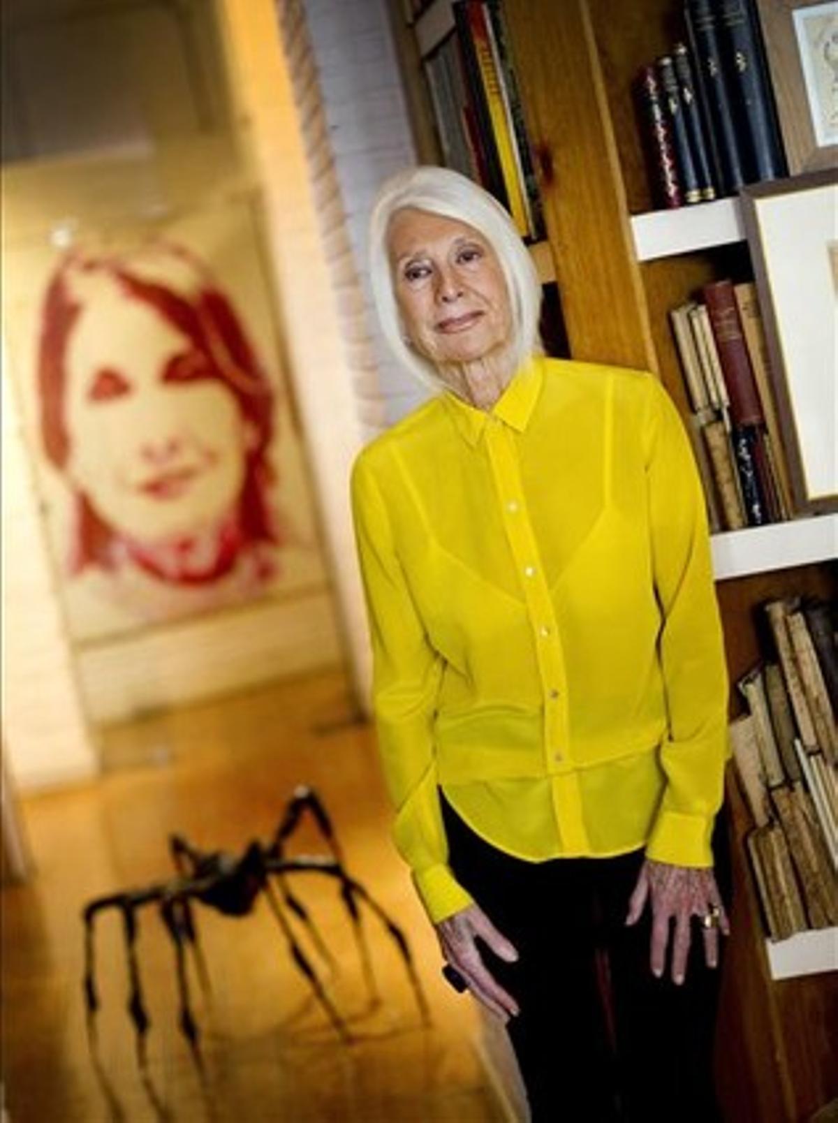 cualquiera no tiene un barceló en el dormitorio; ella sí. Y una araña