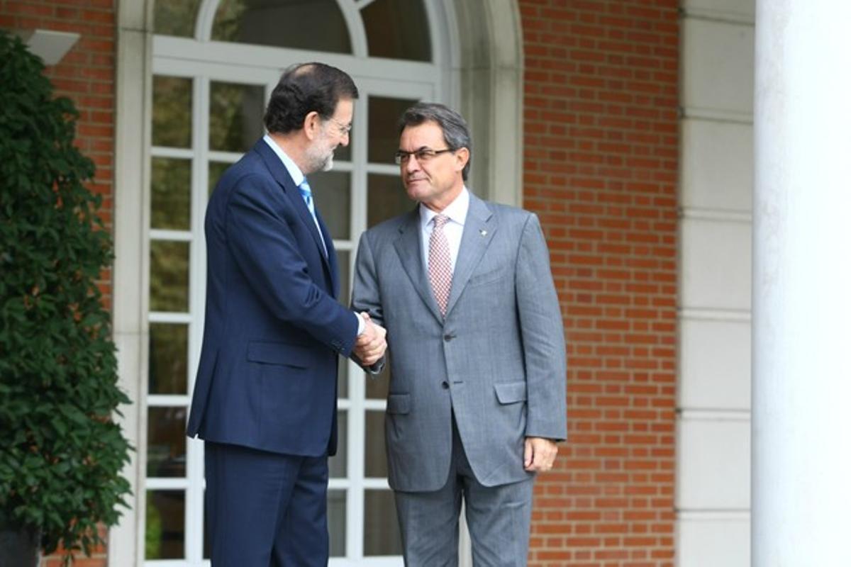 Mariano Rajoy saluda a Artur Mas, este jueves, en las escalinatas de la Moncloa. Mariano Rajoy saluda a Artur Mas, este jueves, en las escalinatas de la Moncloa.