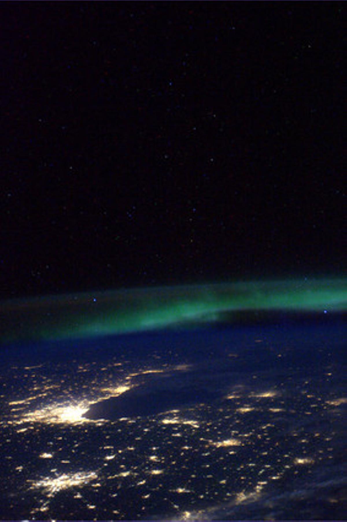 L’aurora boreal cobreix el nord d’Amèrica.