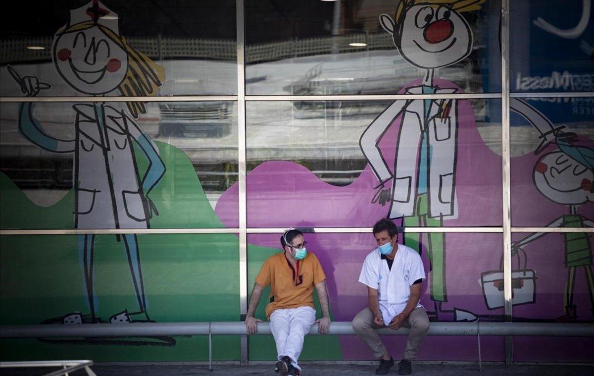 Personal sanitario en el exterior del Hospital Vall d’Hebron de Barcelona.