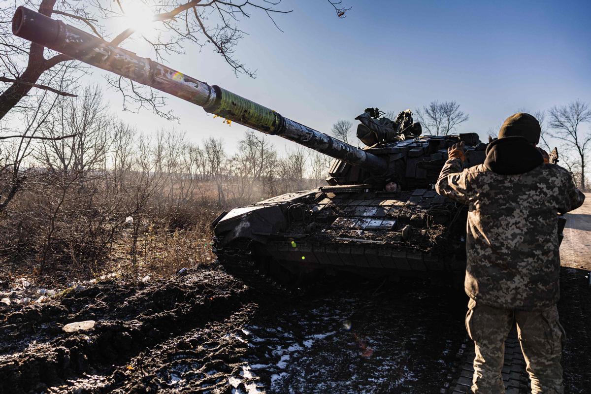 Soldados ucranianos mueven un tanque averiado en la región de Donetsk, este lunes. Soldados ucranianos mueven un tanque averiado en la región de Donetsk, este lunes.