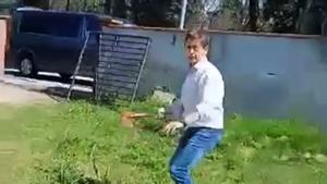 VÍDEO: L’alcalde de Caldes de Malavella intenta fer fora okupes de la seva propietat amb una destral