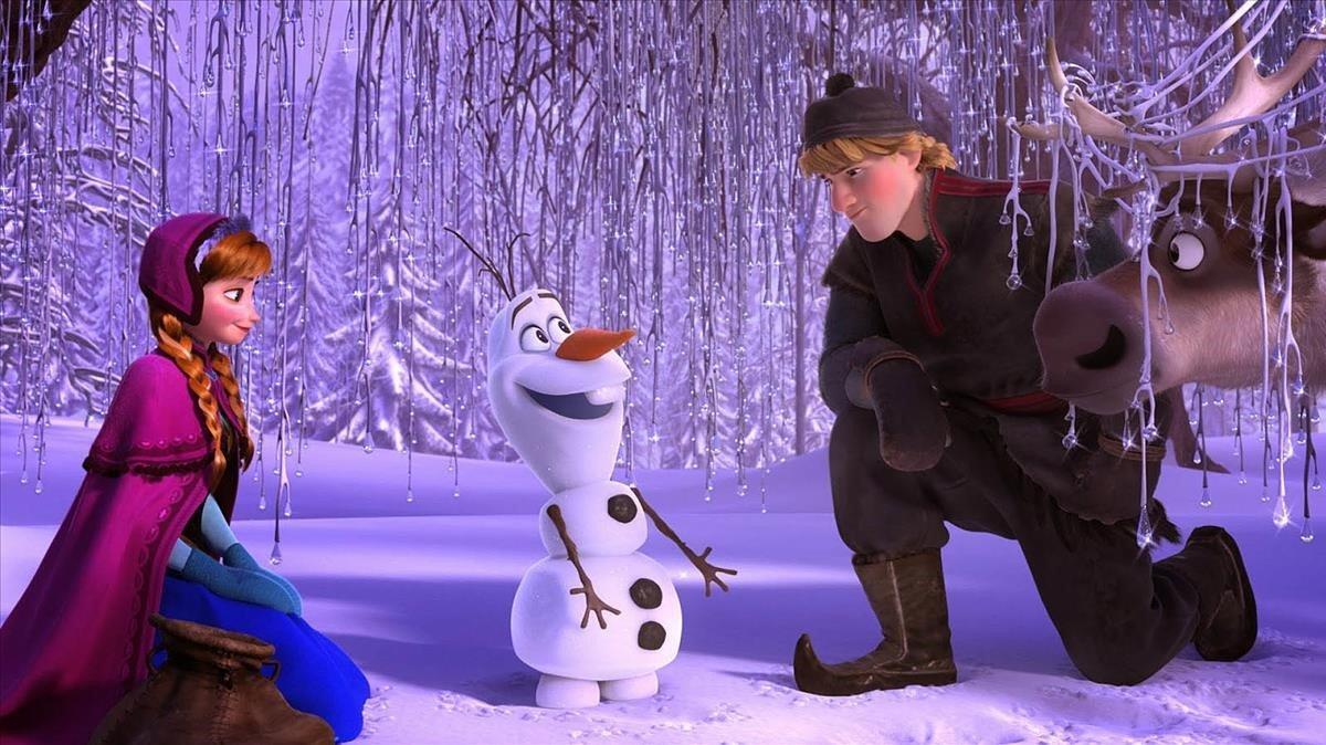 Anna, Olaf y Kristoff, en ’Frozen: el reino del hielo’, una de las películas del catálogo de Disney+.