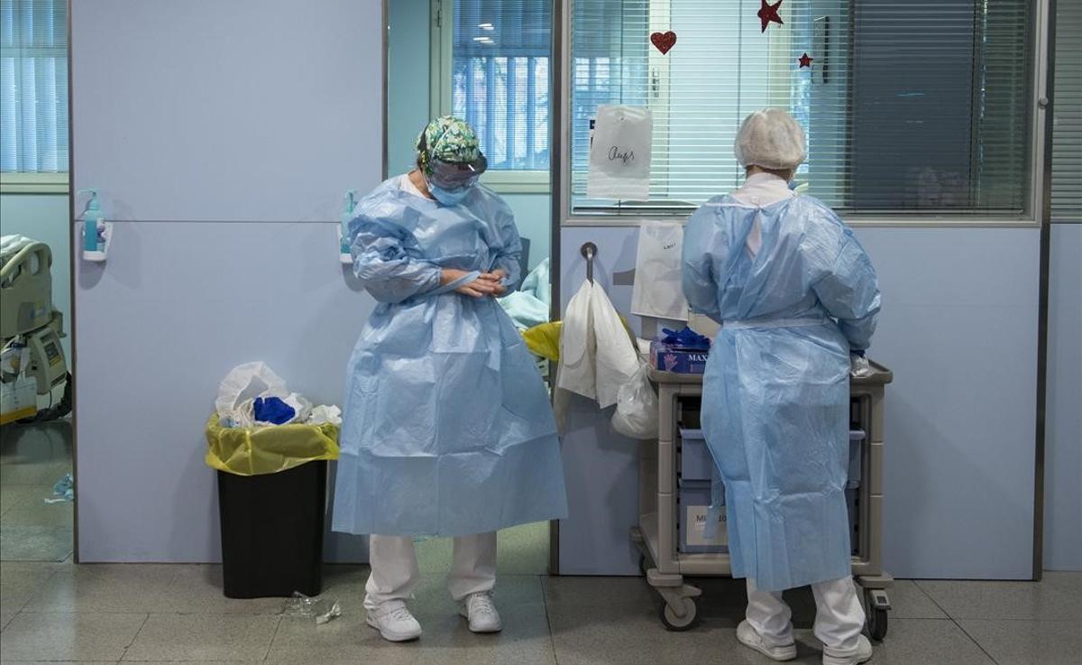 Personal sanitario de la UCI para enfermos de coronavirus del Hospital Universitario Josep Trueta de Girona.