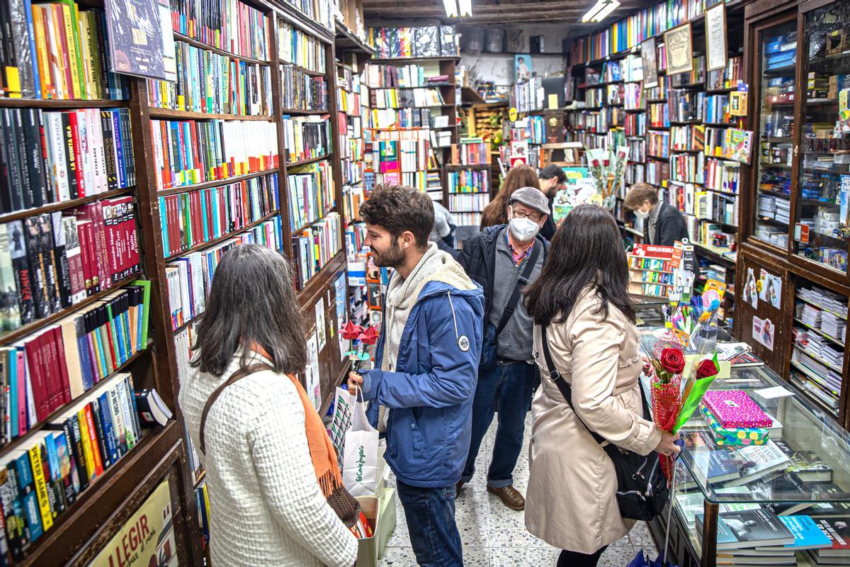 Sant Jordi en el interior de la librería Pompeya. Al fondo, a la derecha, Maria Montserrat Martí atiende a la clientela.