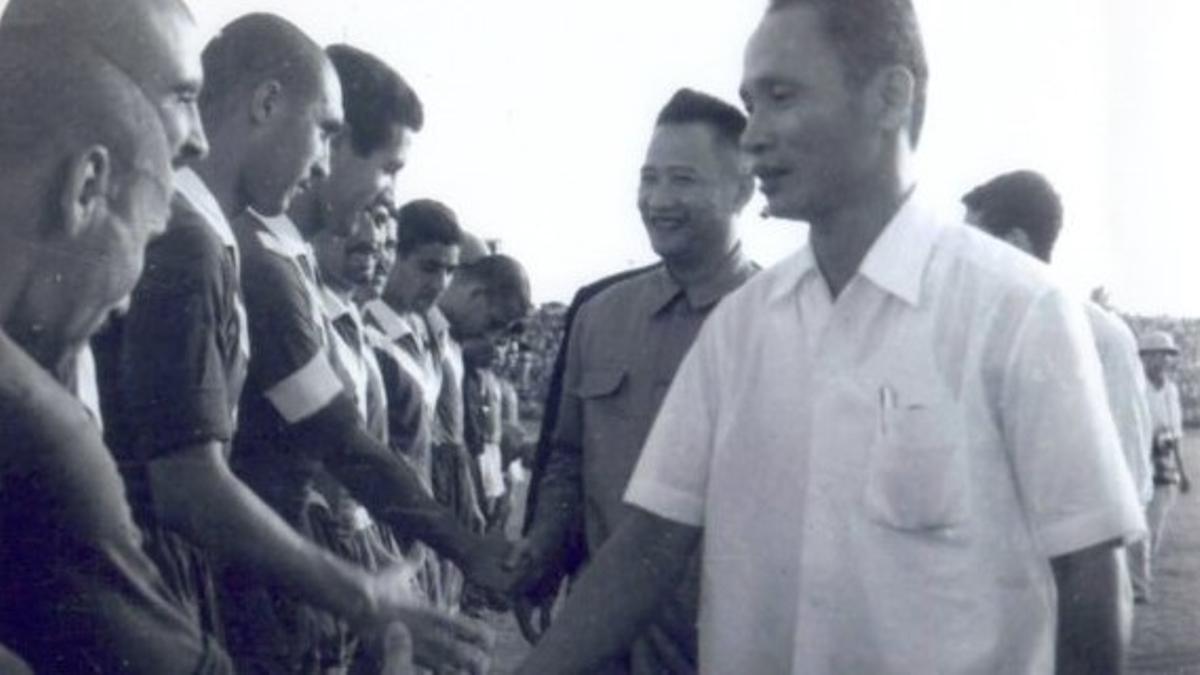 El primer ministro de Vietnam saluda a los jugadors algerianos antes del partido de 1959. 