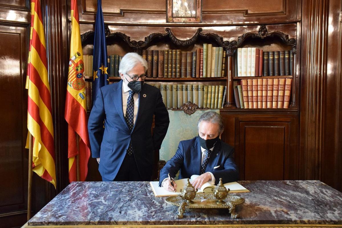 Momento de la firma de la entrada de Carles Puig de Travy en Foment, ante la mirada del presidente de la patronal, Josep Sánchez Llibre. 