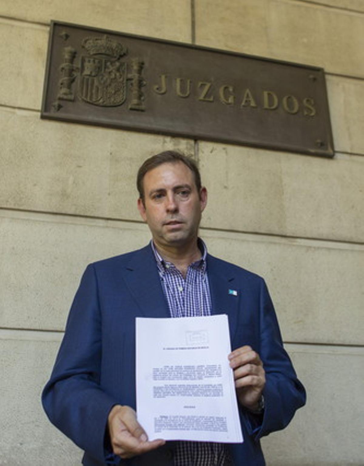 El alcalde de Jun, José Antonio Rodríguez Salas, en los juzgados de Sevilla tras presentar una demanda para que se suspenda el proceso de primarias en el PSOE-A en el 2013.