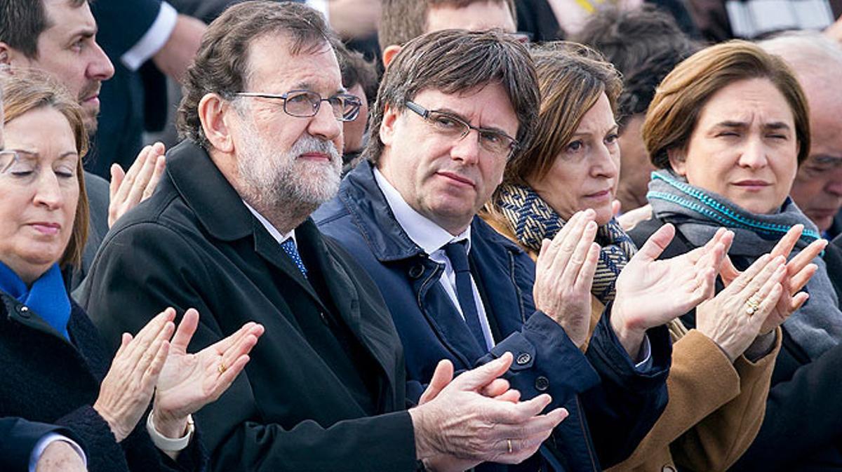 Rajoy y Puigdemont coinciden por primera vez en el homenaje a las víctimas del accidente de German Wings.