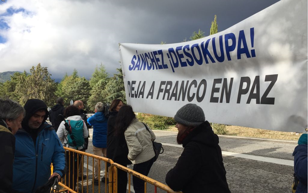 Un grupo de manifestantes instala una pancarta contra la exhumación de Francisco Franco a la puerta del Valle de los Caídos en la mañana del día en que se llevó a cabo, el 24 de octubre de 2019. Un grupo de manifestantes instala una pancarta contra la exhumación de Francisco Franco a la puerta del Valle de los Caídos en la mañana del día en que se llevó a cabo, el 24 de octubre de 2019.