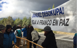 Un grupo de manifestantes instala una pancarta contra la exhumación de Francisco Franco a la puerta del Valle de los Caídos en la mañana del día en que se llevó a cabo, el 24 de octubre de 2019.