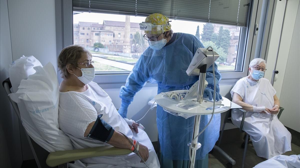 Montse, enfermera del Hospital de Sant Pau, en la planta hospitalaria con enfermos de covid-19. Montse, enfermera del Hospital de Sant Pau, en la planta hospitalaria con enfermos de covid-19.