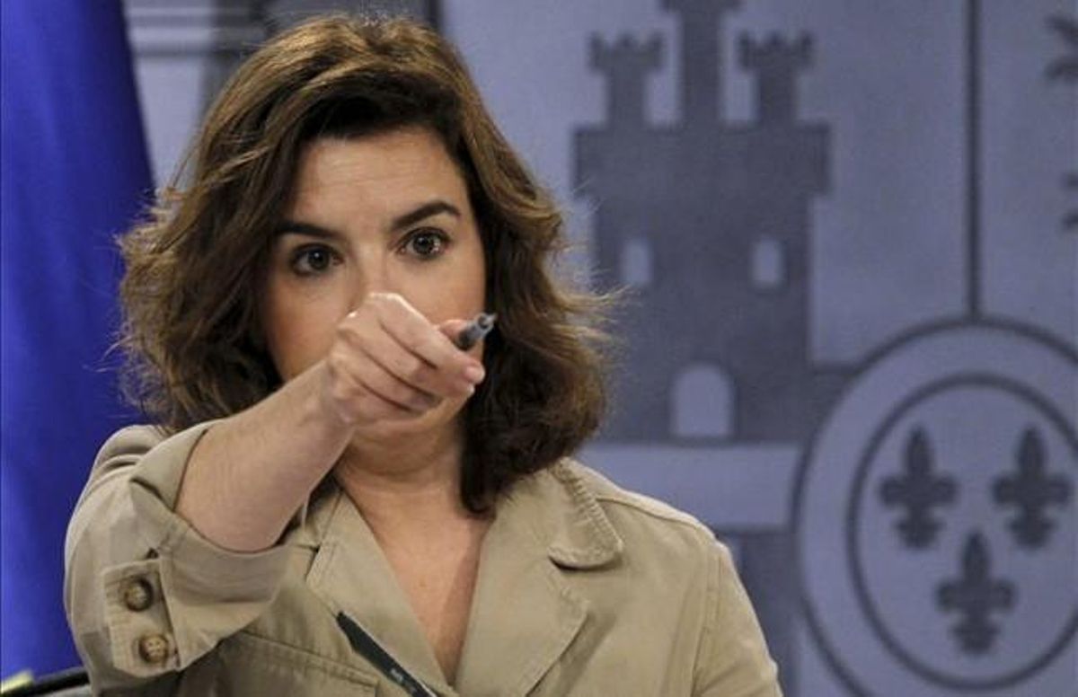 La vicepresidenta del Gobierno, Soraya Sáenz de Santamaría, este viernes, en la rueda de prensa posterior al Consejo de Ministros. EFE / J. J. GUILLÉN La vicepresidenta del Gobierno, Soraya Sáenz de Santamaría, este viernes, en la rueda de prensa posterior al Consejo de Ministros. EFE / J. J. GUILLÉN