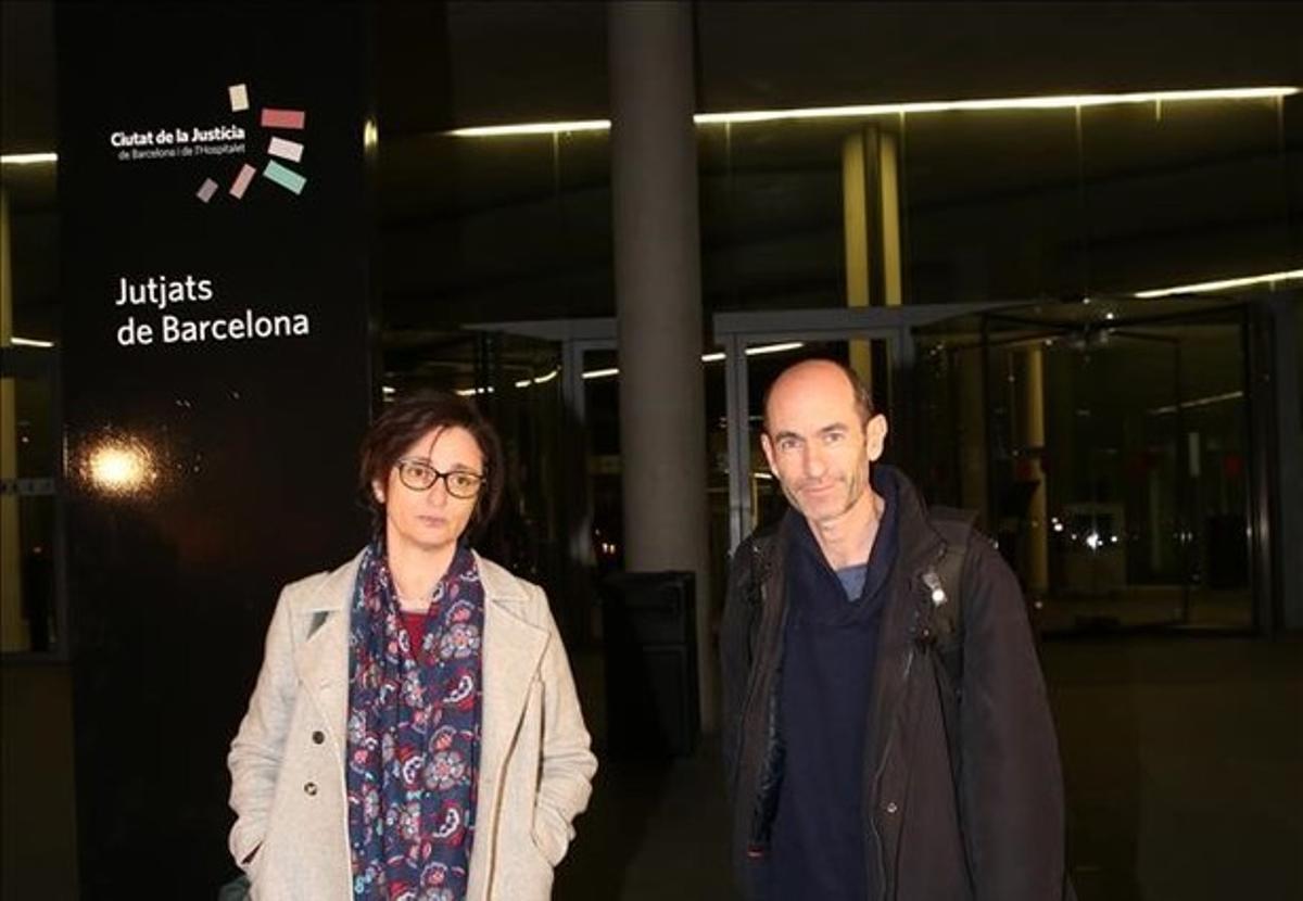 La redactora de EL PERIÓDICO, María Jesús Ibáñez, y el fotógrafo, Josep García, en la Ciutat de la Justícia de Barcelona.