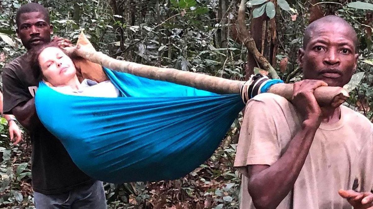 Ashley Judd, transportada en un hamaca por la selva de El Congo. Ashley Judd, transportada en un hamaca por la selva de El Congo.