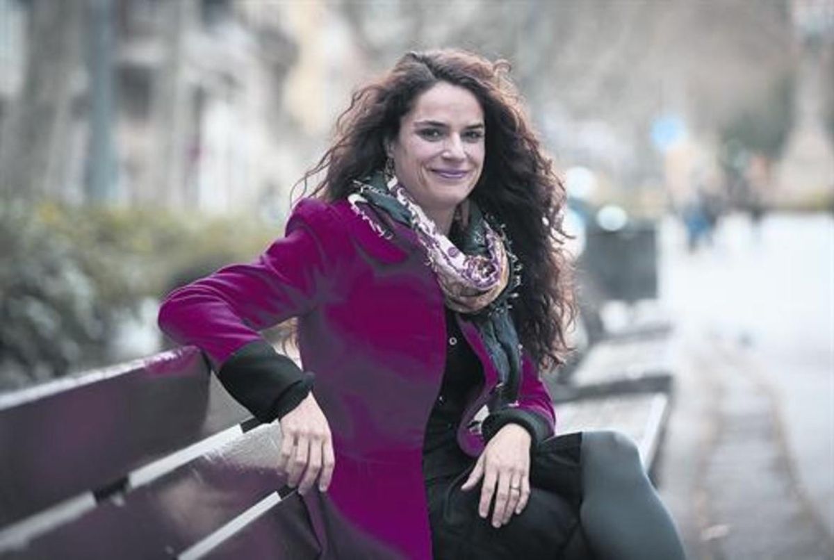 La actriz Lara Díez, en el paseo de Sant Joan, que tanto elogia y admira, y al que da el balcón de su viviienda. La actriz Lara Díez, en el paseo de Sant Joan, que tanto elogia y admira, y al que da el balcón de su viviienda.
