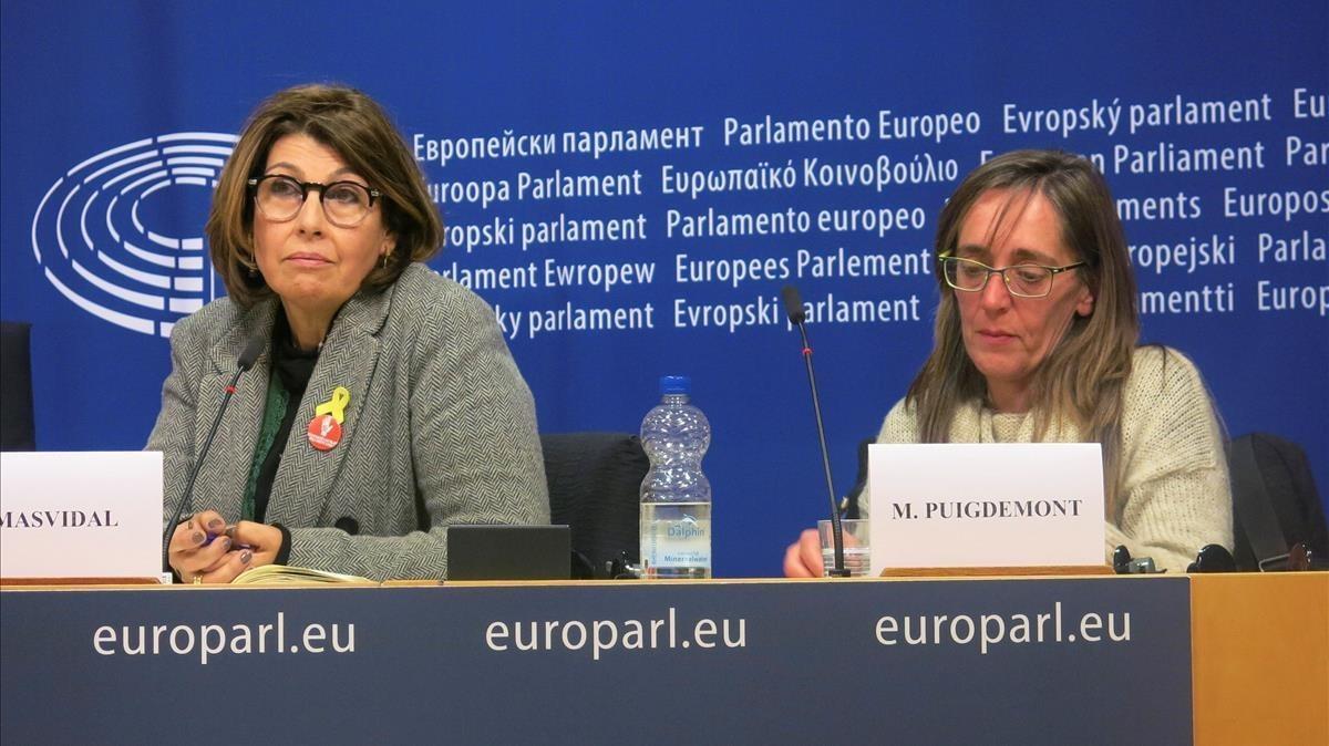 Montserrat Puigdemont, hermana del ’expresident’ (derecha) y Laura Masdival, la esposa del ’exconseller’ Joaquim Forn, este lunes, en el Parlamento Europeo.