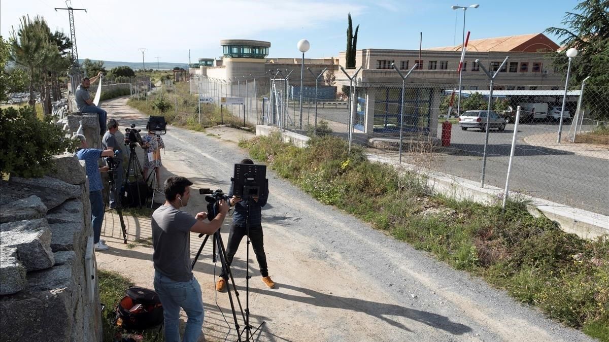 Periodistas en los accesos a la prisión de Brieva (Ávila). Periodistas en los accesos a la prisión de Brieva (Ávila).