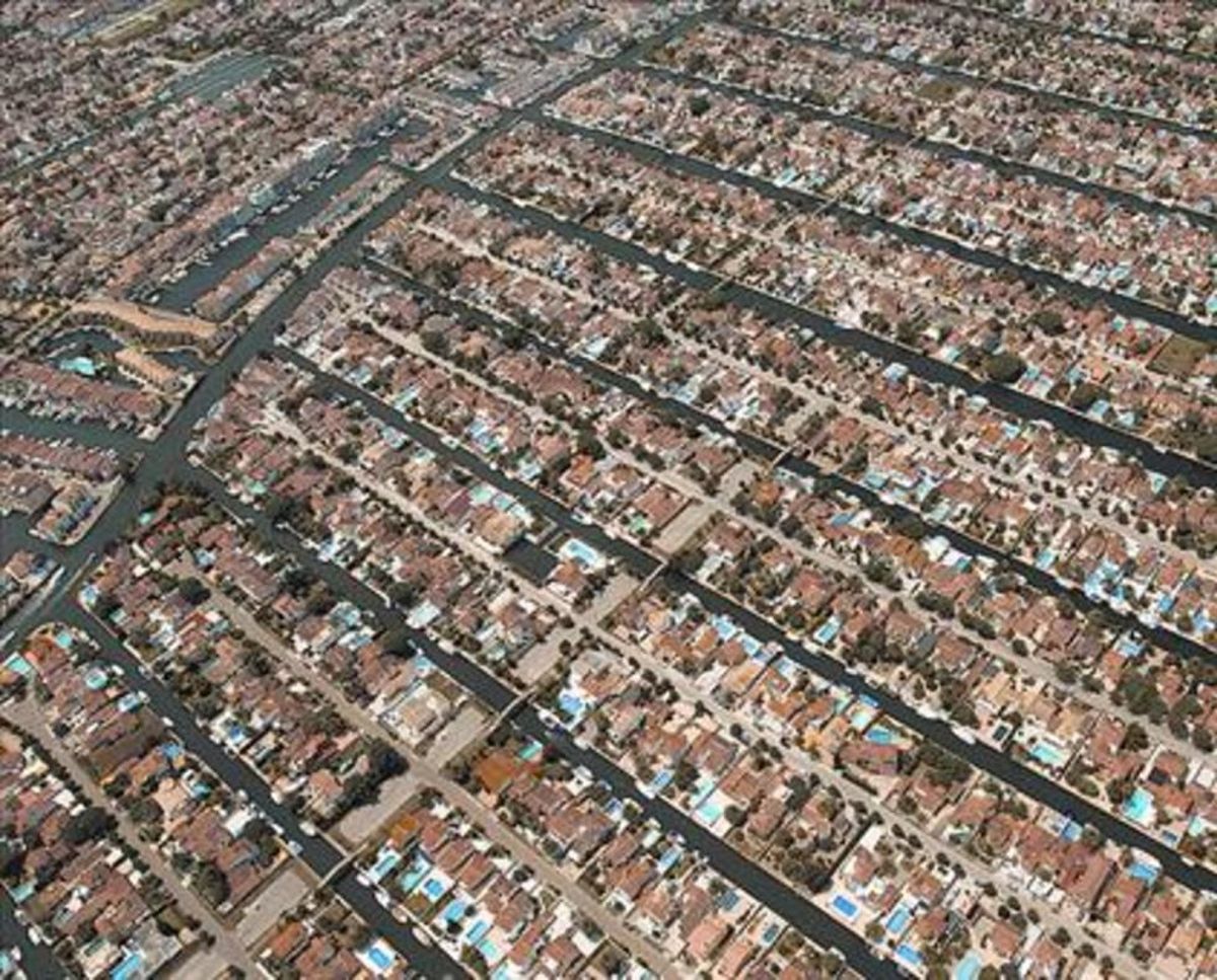 Marina 8Vista aérea de la urbanización de Empuriabrava y su red de canales navegables. Marina 8Vista aérea de la urbanización de Empuriabrava y su red de canales navegables.