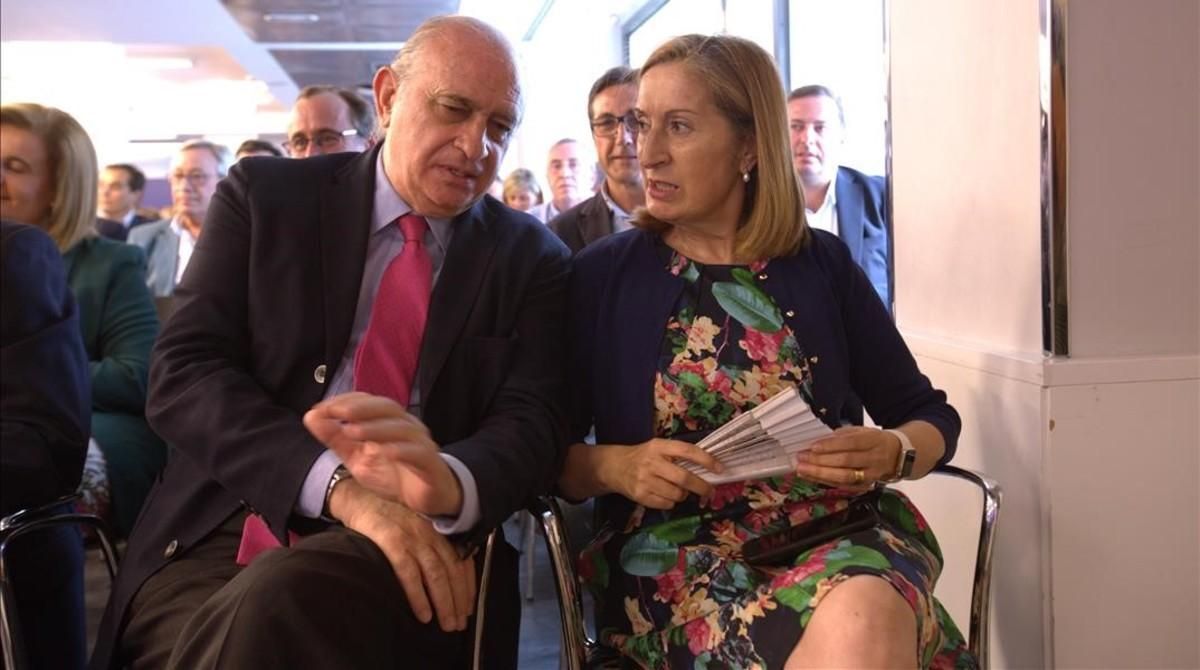 Los ministros Jorge Fernández Díaz y Ana Pastor, en la reunión de la junta directiva nacional del PP. Los ministros Jorge Fernández Díaz y Ana Pastor, en la reunión de la junta directiva nacional del PP.